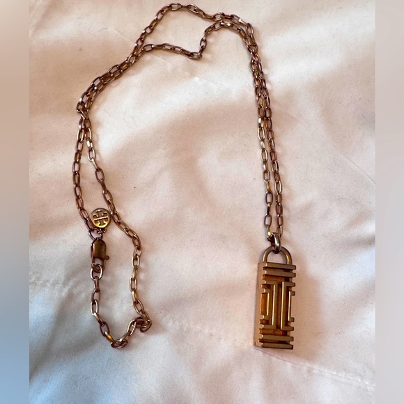 ✨ Tory Burch Rose Gold-Tone Logo Pendant Necklace – Chic, Sleek & Fabulous ✨ - Picture 3 of 16